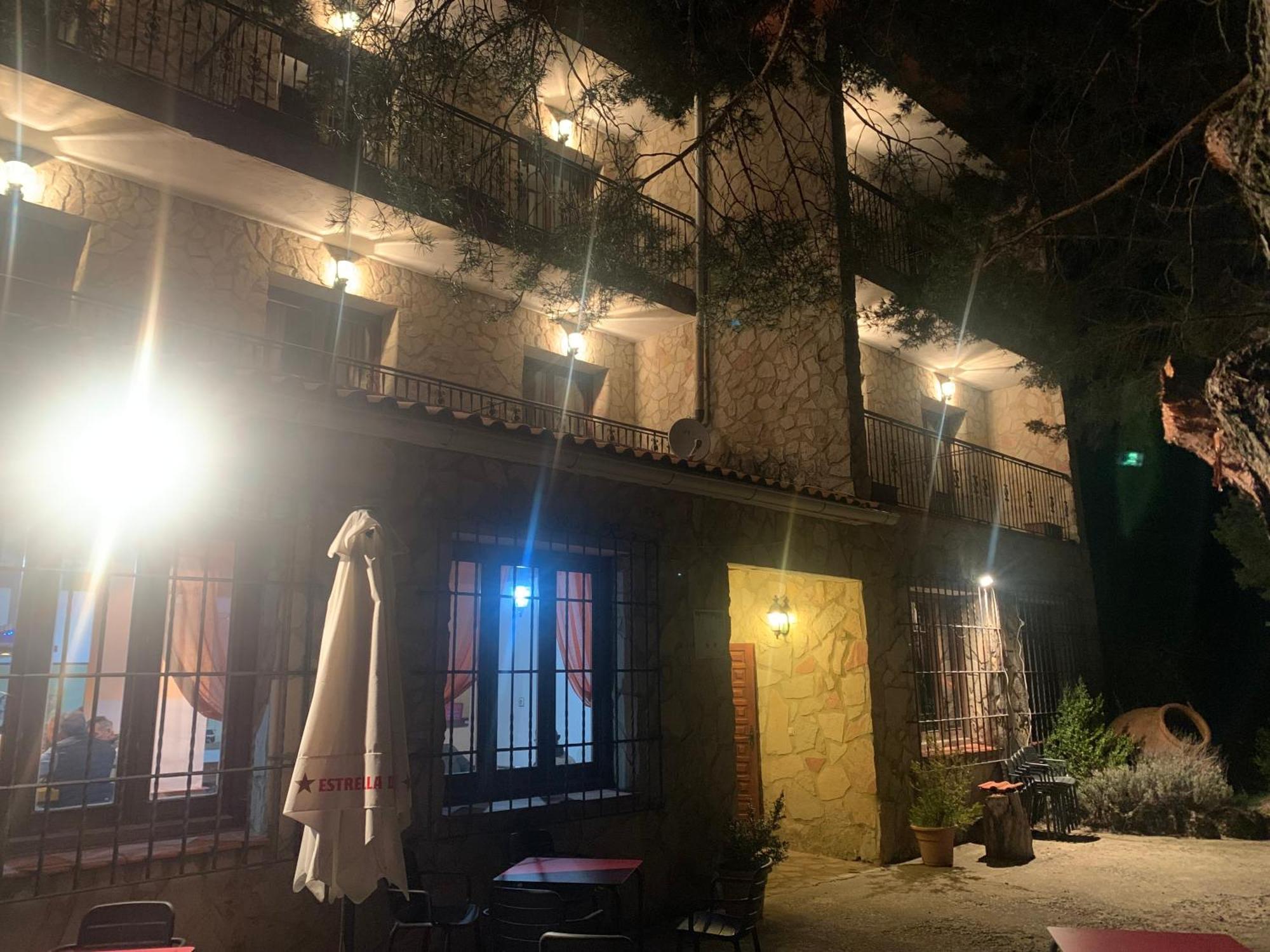Hotel Restaurante Rio Cuervo Vega del Cadorno Eksteriør bilde