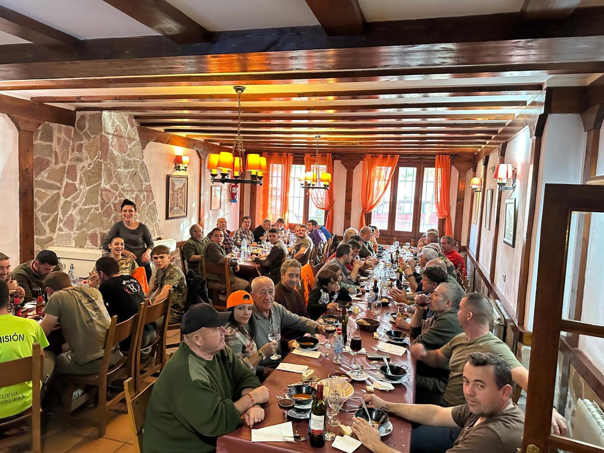 Hotel Restaurante Rio Cuervo Vega del Cadorno Eksteriør bilde